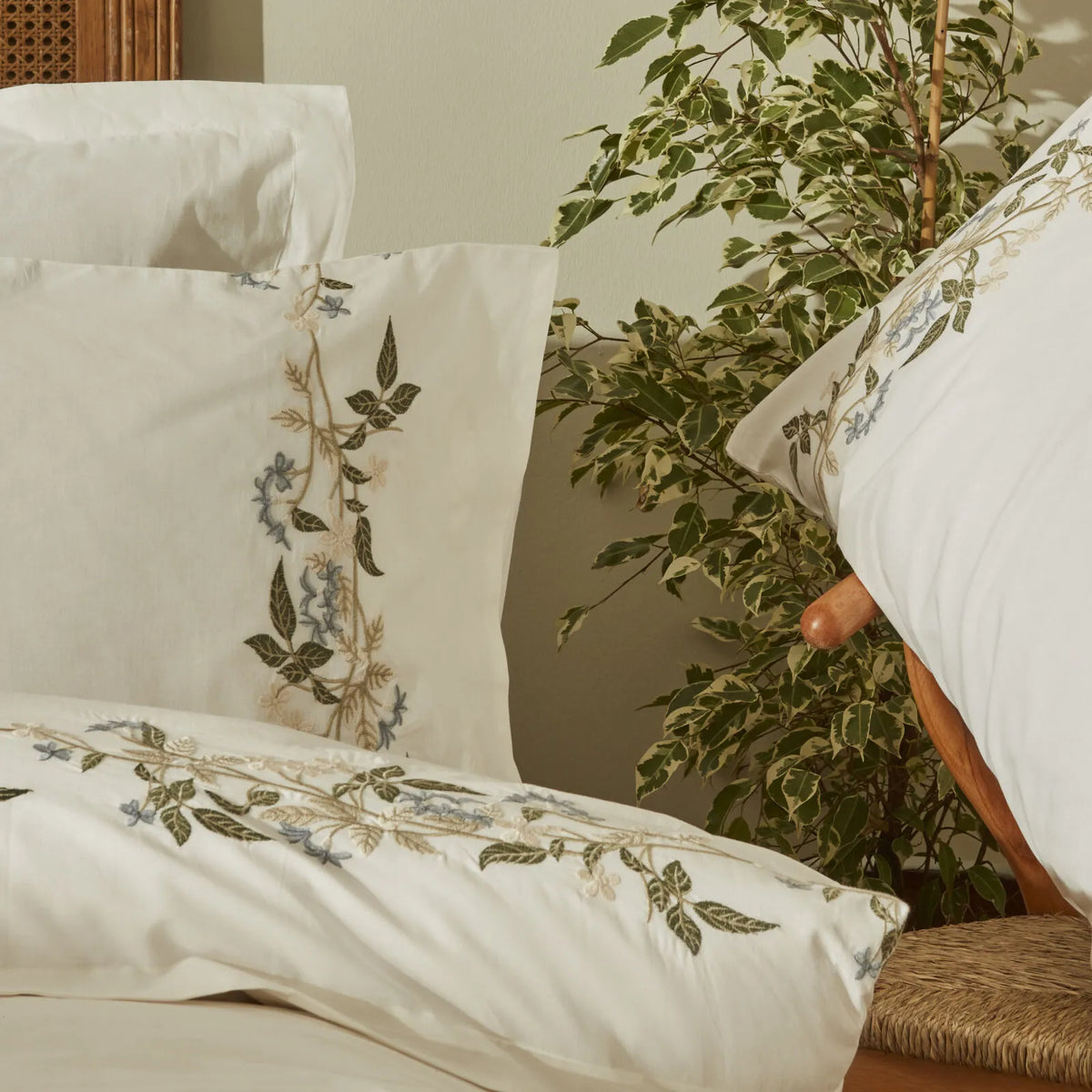 Karaca Home Nancy 100% Cotton Embroidered Double Duvet Cover Set - White & Green Floral Elegance, 200.22.01.0092