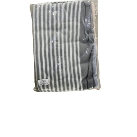 Windsor, Pillow Case Polar Fleece Printed (White & LIght Grey)